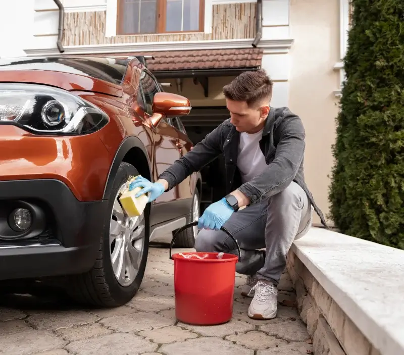 Lavage auto à domicile Sainte-Eulalie : professionnel intervenant sur un véhicule